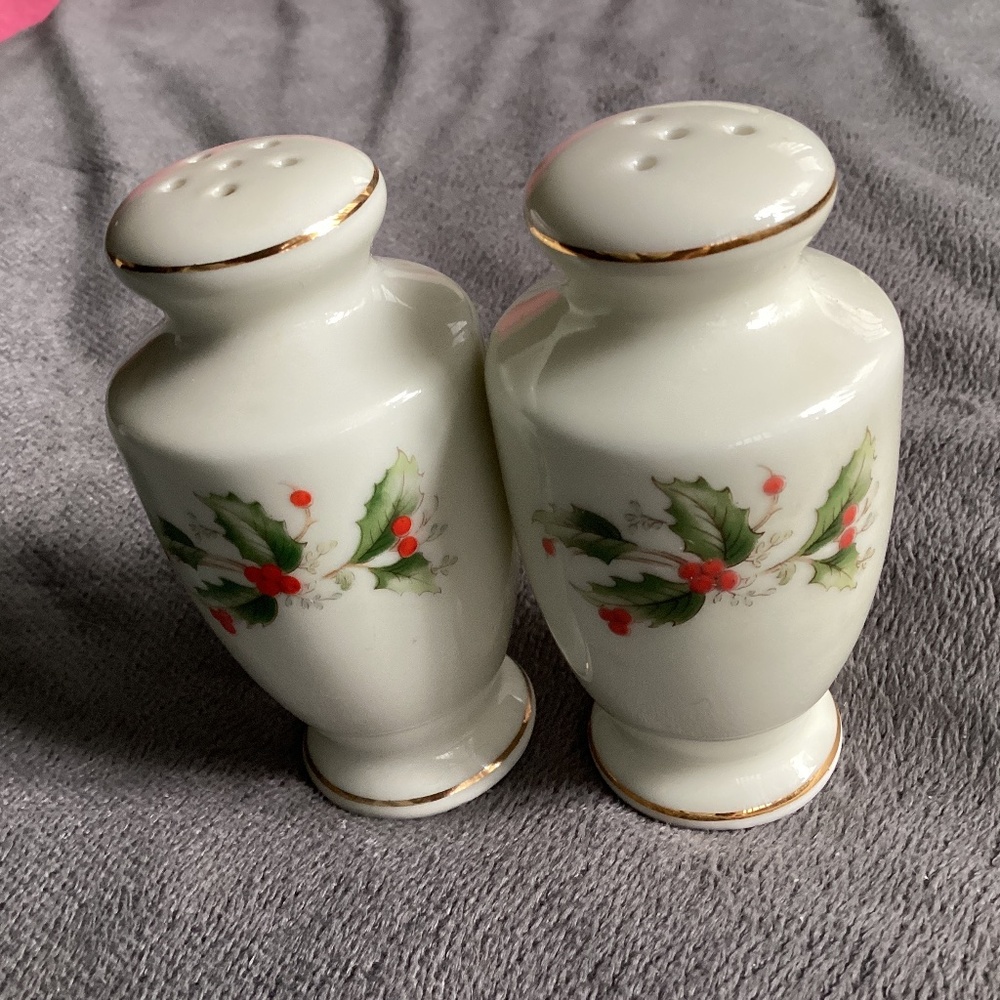 VINTAGE SET OF CHRISTMAS SALT AND PEPPER SHAKERS